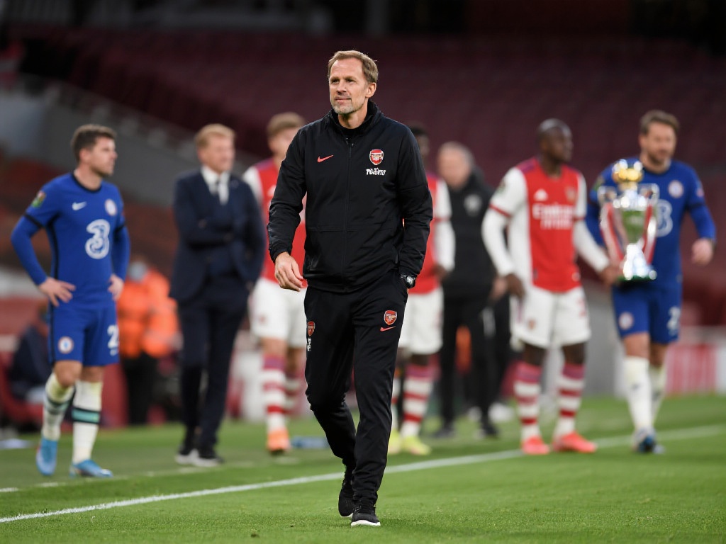 在顶级联赛中，教练的命运往往由成绩决定。卡拉格的观点并非空穴来风，历史上有不少案例可以佐证这一现象。以切尔西为例，图赫尔在带领球队赢得欧冠冠军后，仅因短暂的低迷便被解雇，显示出豪门俱乐部对成绩的零容忍态度。阿森纳虽然不像切尔西那样频繁换帅，但管理层对长期无冠的耐心显然也在逐渐耗尽。